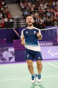 Charles Noakes, athlète paralympique nantais avec sa médaille d'or pendant les JO Paris 2024