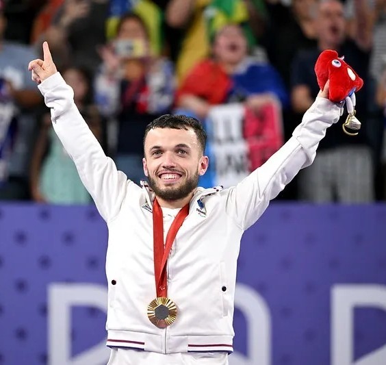 Charles Noakes, athlète paralympique nantais avec sa médaille d'or pendant les JO Paris 2024