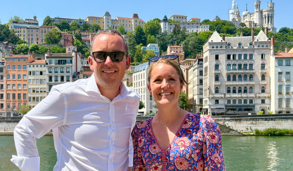 Julien Chevalier (Fondateur d'Orhatek) et Quitterie Vanneaud (Consultante RH indépendante chez Orhatek), bras dessus, bras dessous, à Lyon.