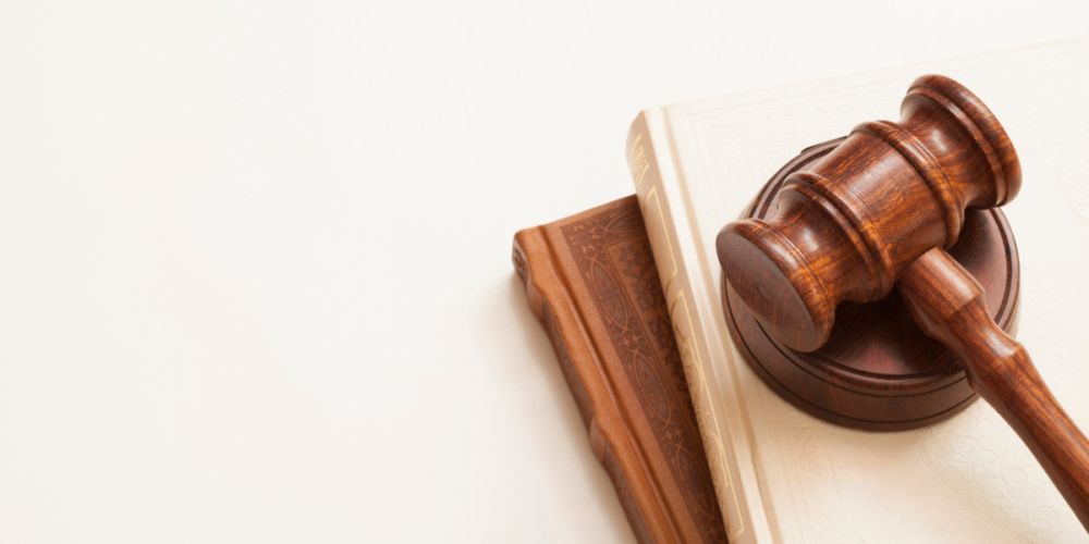 Le marteau représentant le droit du travail.