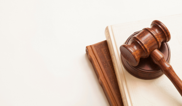 Le marteau représentant le droit du travail.
