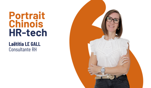 Laetitia Le Gall (Consultante RH), bras croisés, devant l'élément graphique de Orhatek