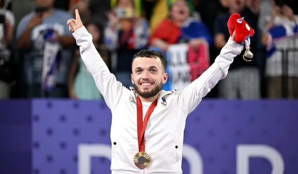 Charles Noakes, athlète paralympique nantais avec sa médaille d'or pendant les JO Paris 2024