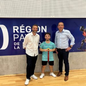 Charles Noakes, athlète paralympique nantais avec sa médaille d'or, aux côtés de Florian Minaña et Julien Chevalier, associés d'Orhatek